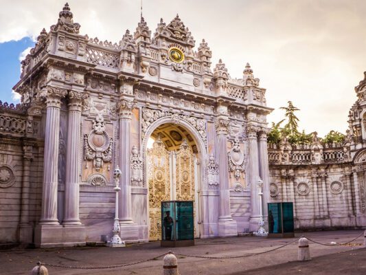 قصر دولمة بهجة - تورلاندس - turlands - تورلاندس للسياحة - السياحة في تركيا - الاماكن السياحية في تركيا (اماكن سياحية في تركيا) - المناطق السياحية في تركيا (مناطق سياحية في تركيا) - تركيا والسياحة - المدن السياحية في تركيا (مدن تركيا السياحية) - سياحة تركيا